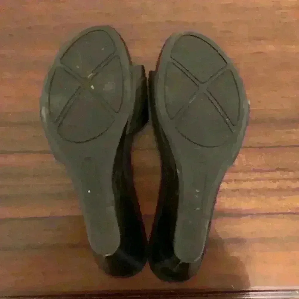 Bandolino Leather Bow Wedges